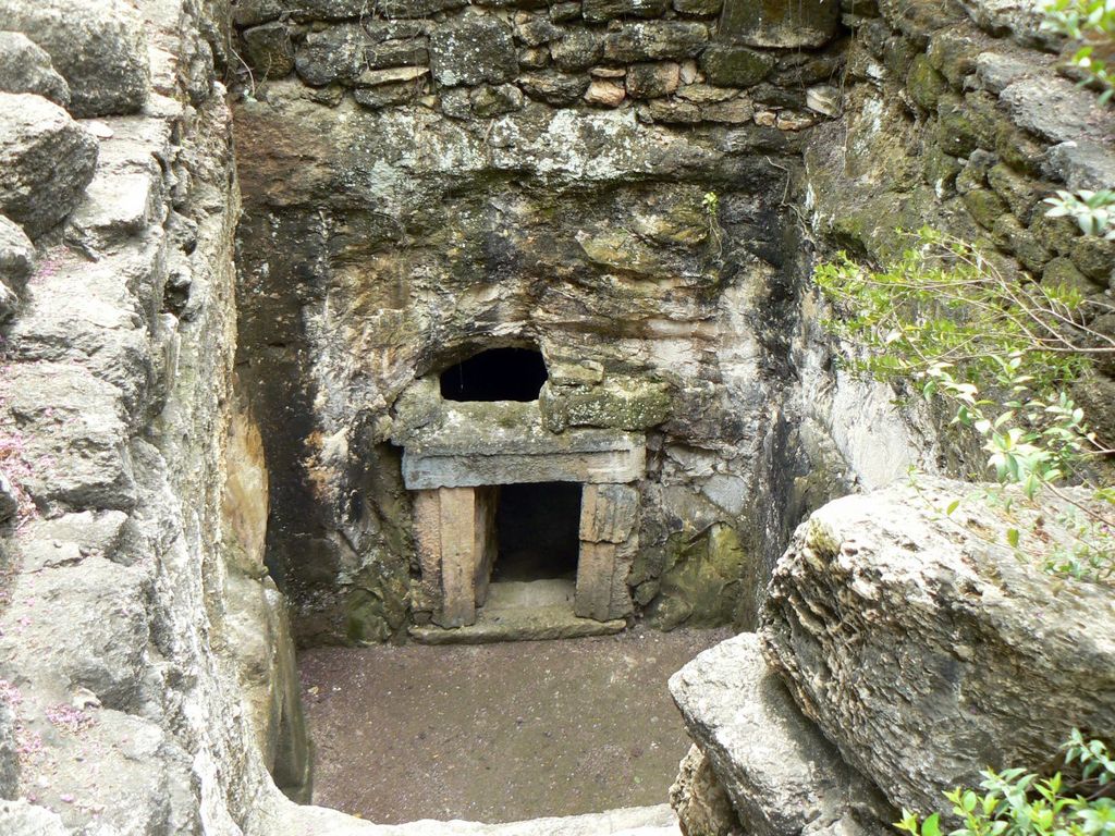 Бейт Шеарим. Дворик перед пещерой Ицхака Заира сына