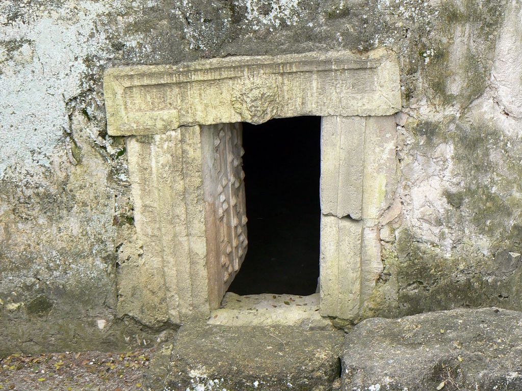 Бейт Шеарим. Каменная дверь с орнаментированной притолокой.