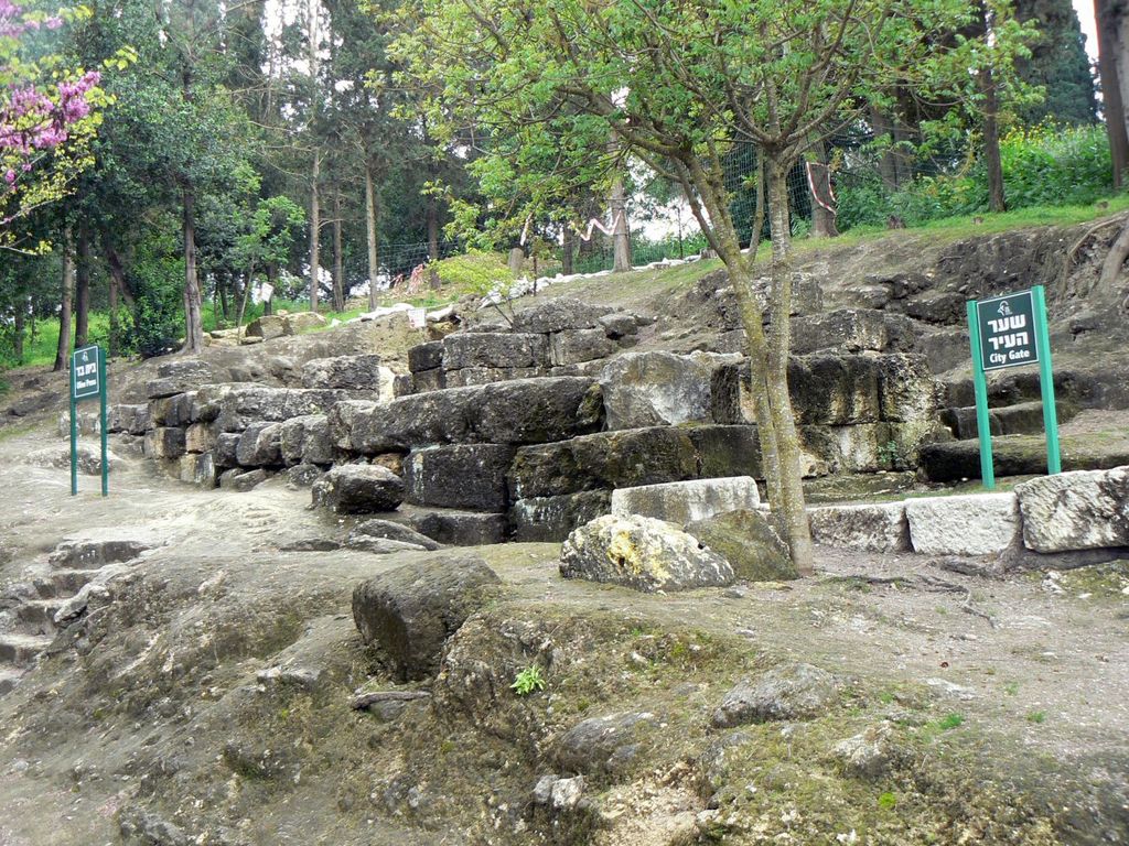 Бейт Шеарим. Остатки стен и ворот древнего города.
