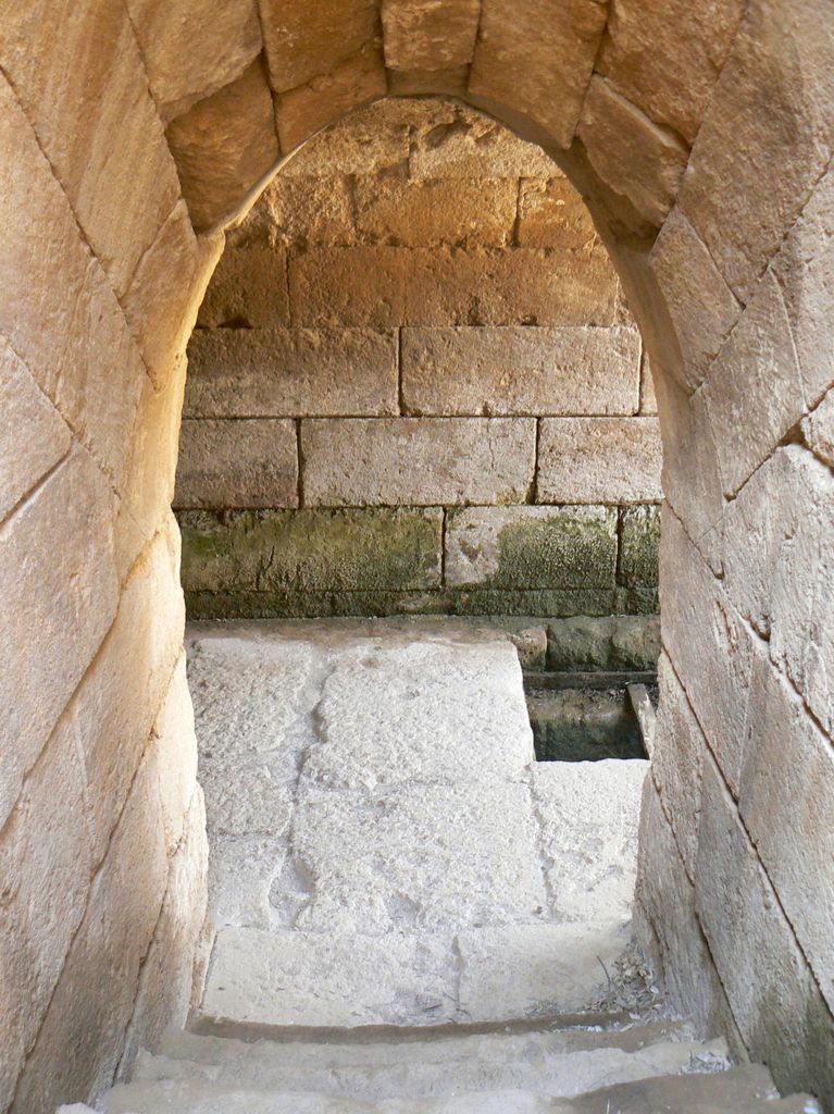 Подземный переход дворца.