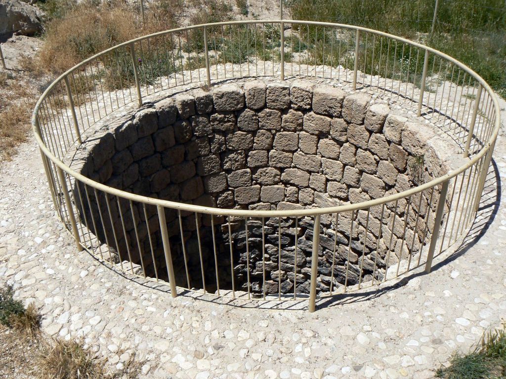 Тель Арад. Отреставрированное водохранилище ханаанского города.