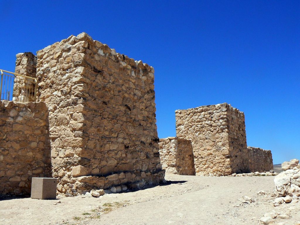 Тель Арад. Остатки ворот и стен израильской крепости.