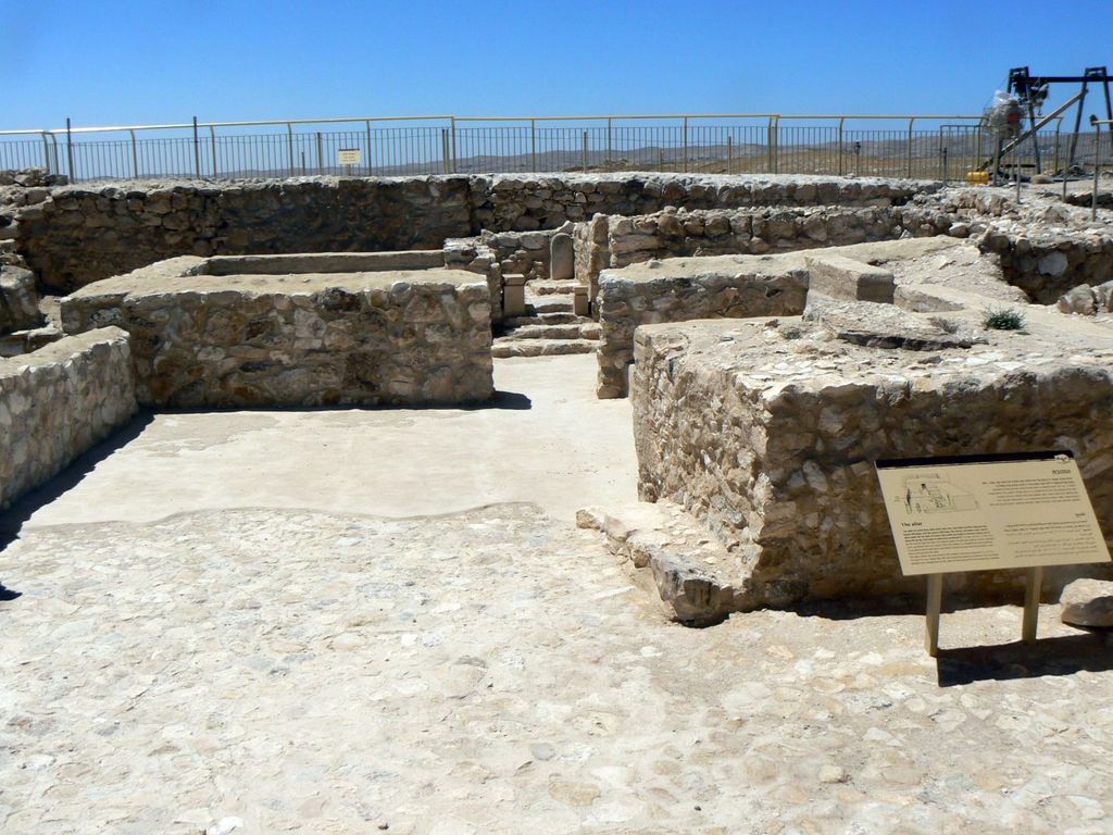 Тель Арад. Алтарь, двор и «святая святых» (на