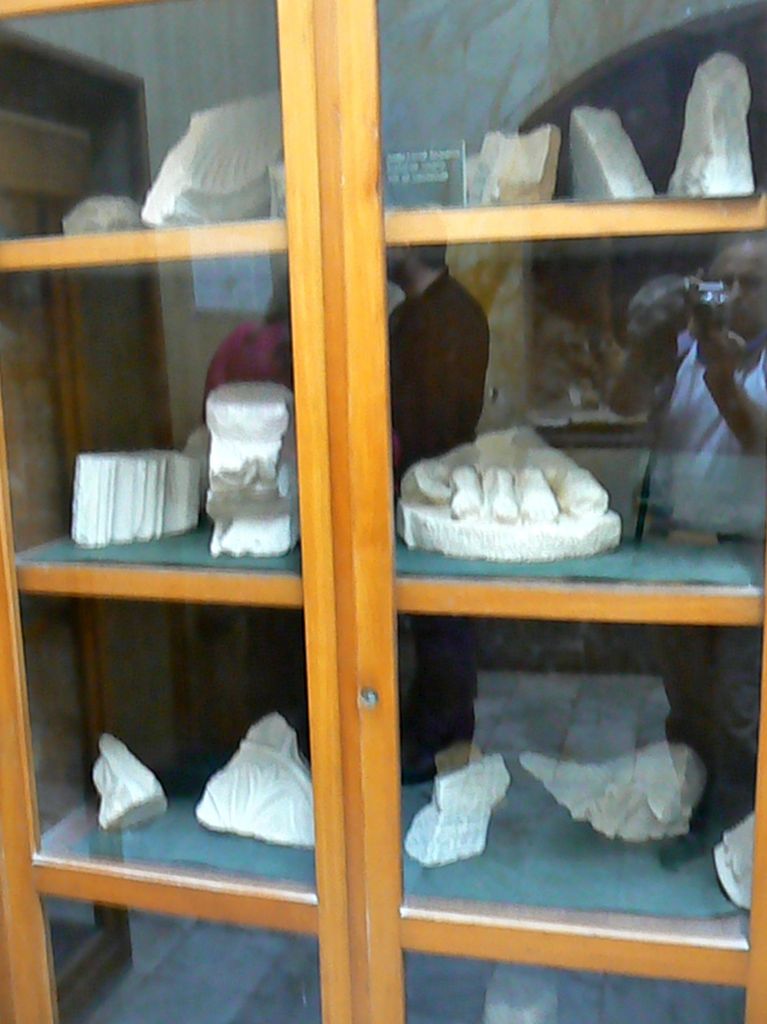 Археологические находки на территории монастыря кармелитов.