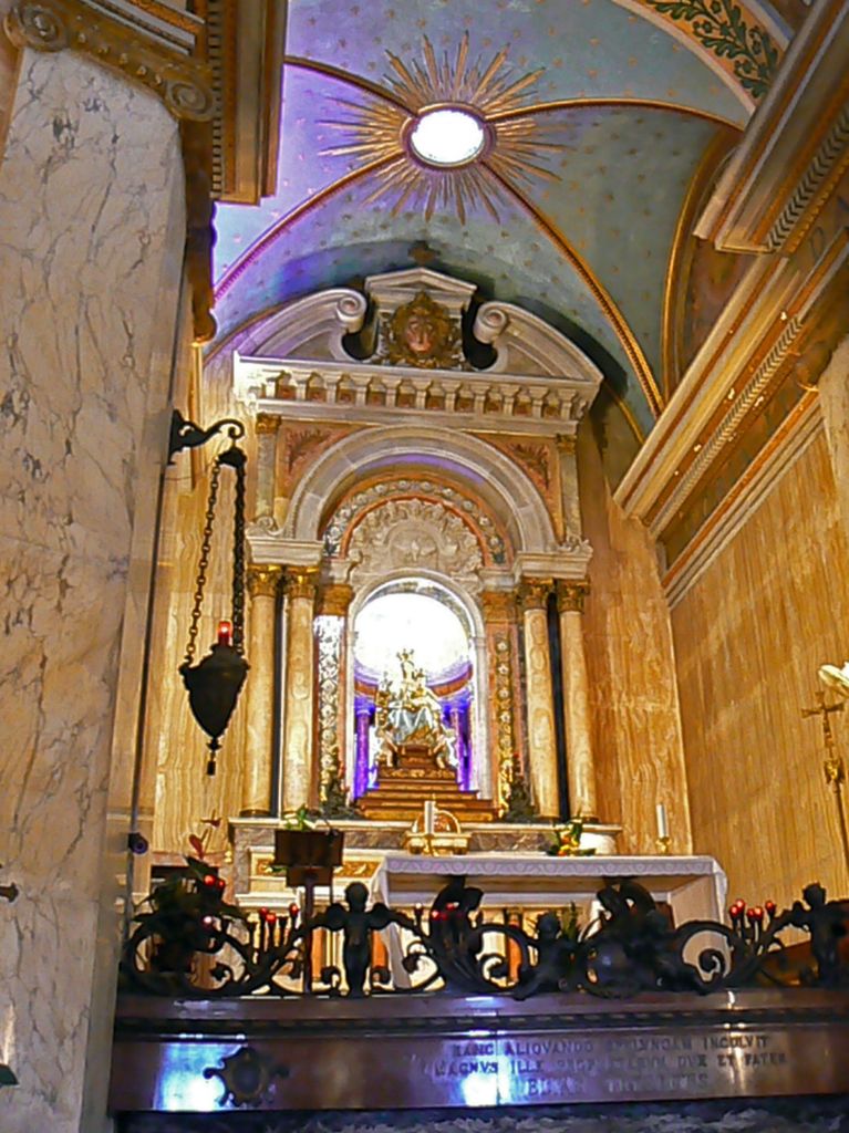 Алтарь церкви в монастыре кармелитов.