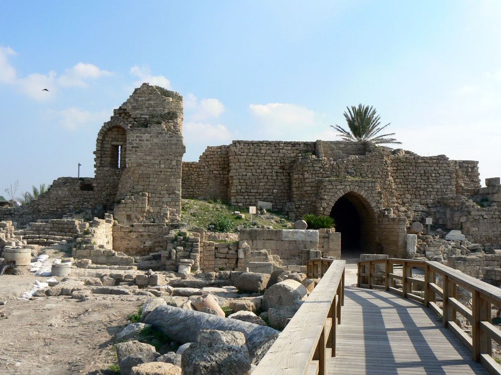 Кейсария. Вид из города на стену и ворота