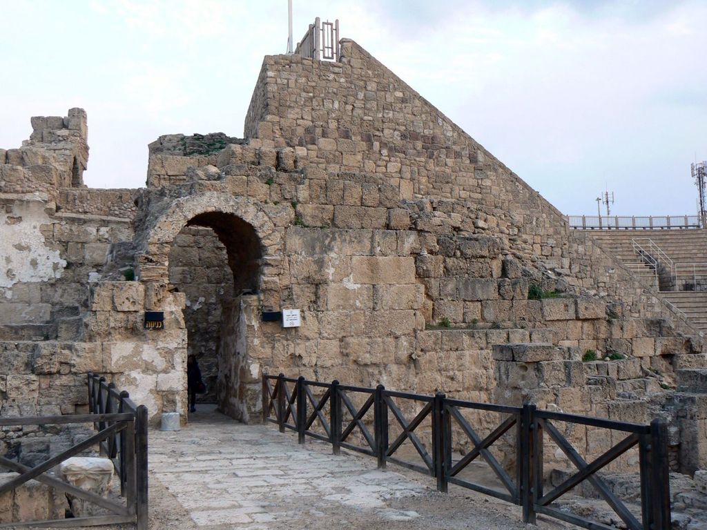 Кейсария. Вход в театр.