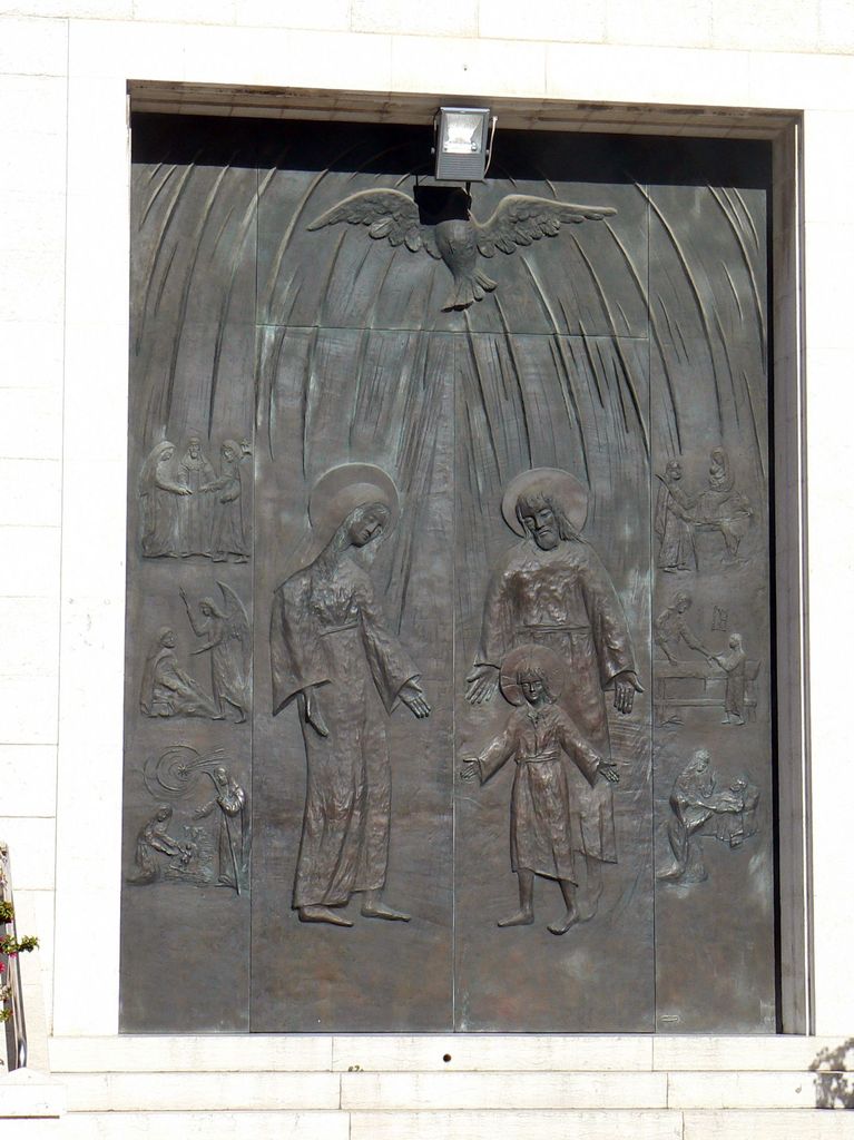 Хайфа. Дверь кармелитской церкви.