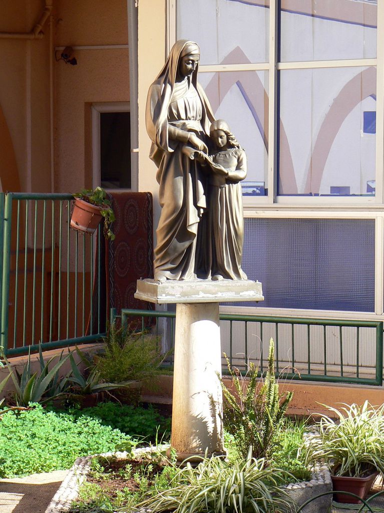 Хайфа. Скульптура Анны и Марии в саду «Института