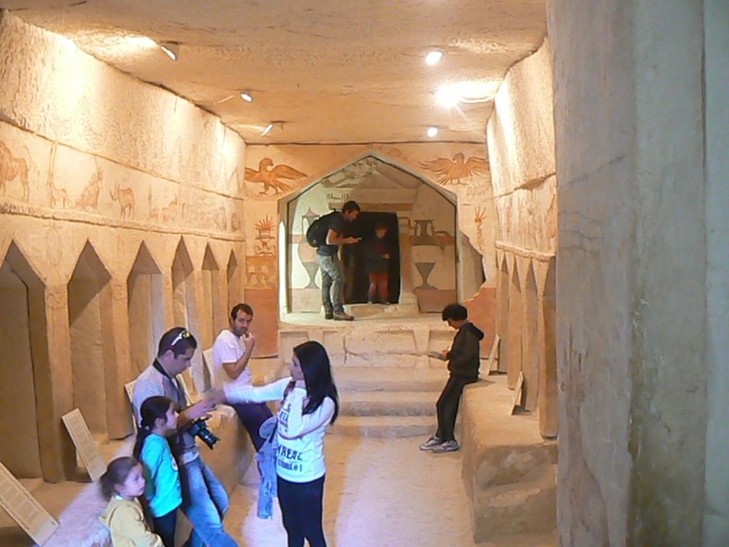 В «сидонской» пещере.