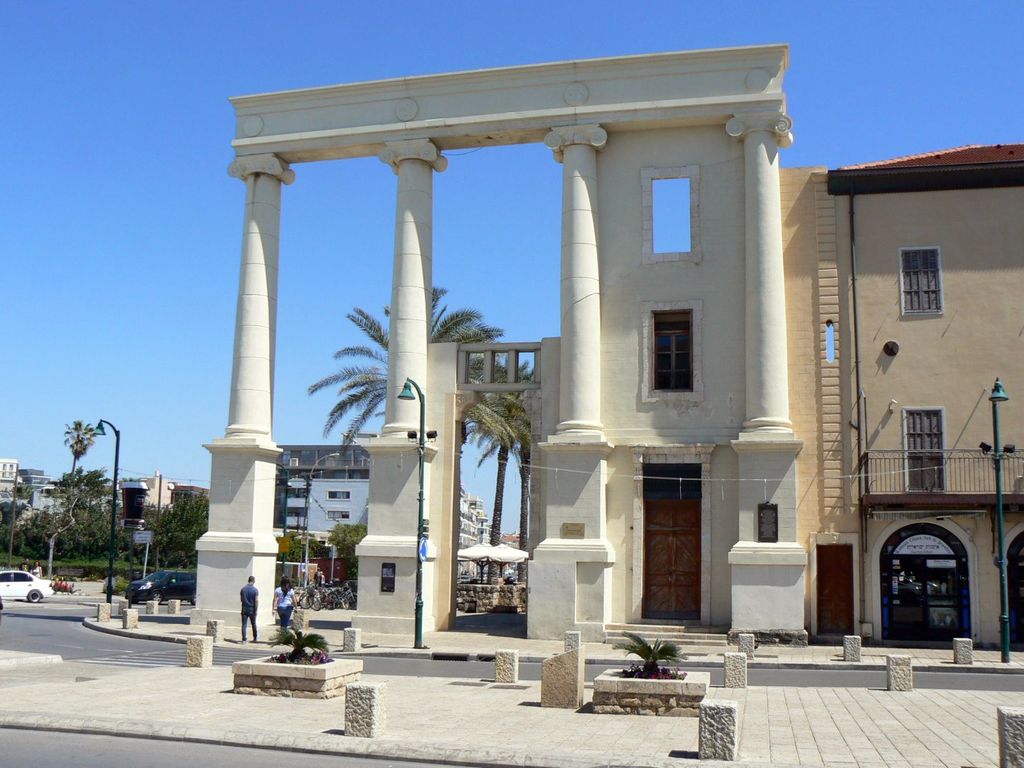 Так выглядит это место (со старой фотографии) сегодня.