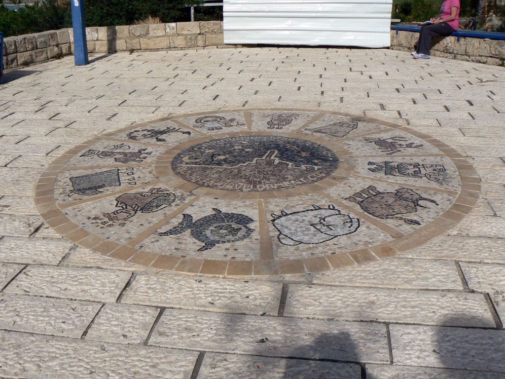 Мозаика с изображением знаков зодиака перед мостом желаний