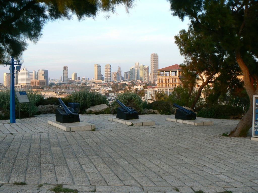 Оттоманские пушки и вид на Тель-Авив.