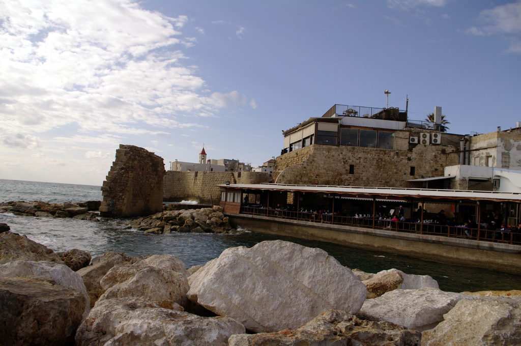 Ресторан на набережной Акко. За крепостной стеной видна