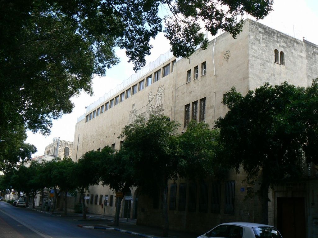 Фасад центральной Хайфской синагоги.