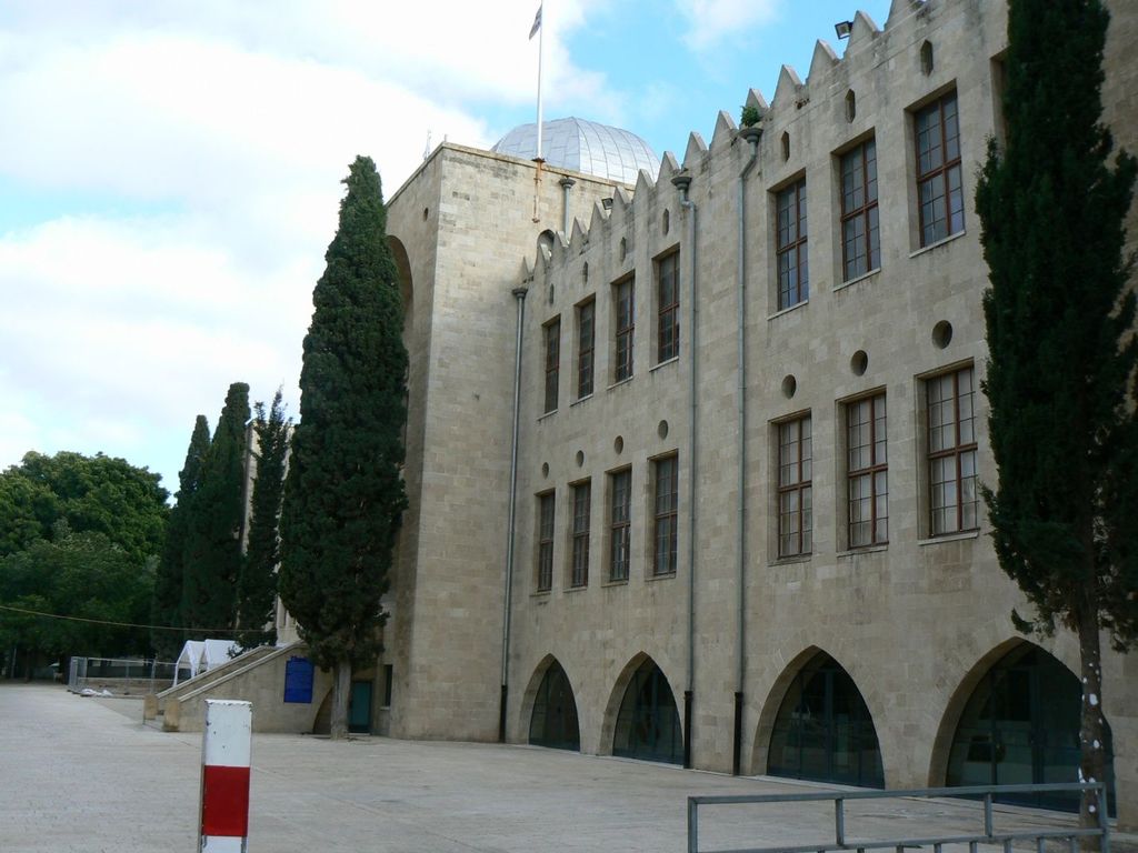 Фасад старого Техниона.