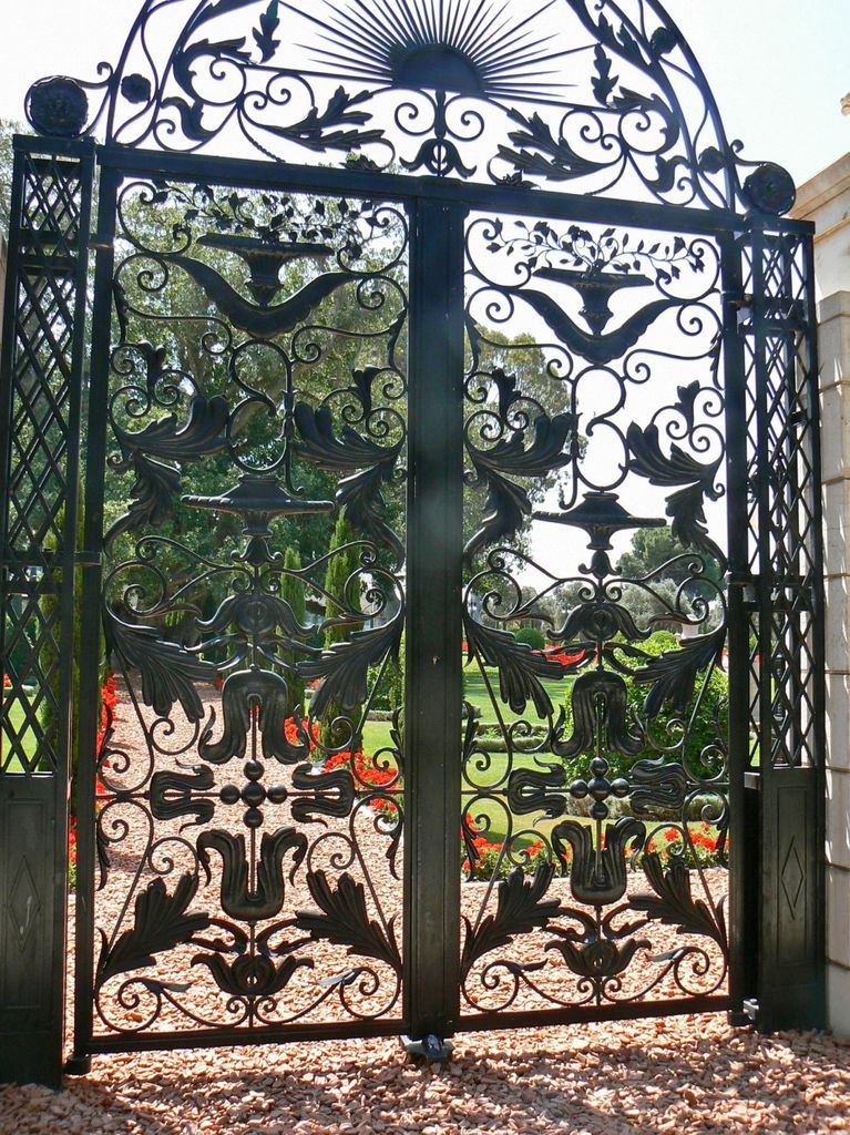 Ворота с лилиями.