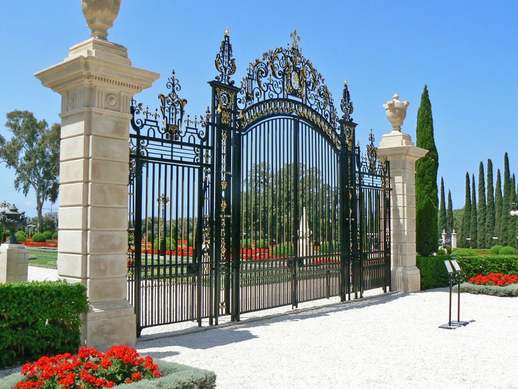 Акко. Бахайские сады. Ворота, ведущие к усыпальнице.