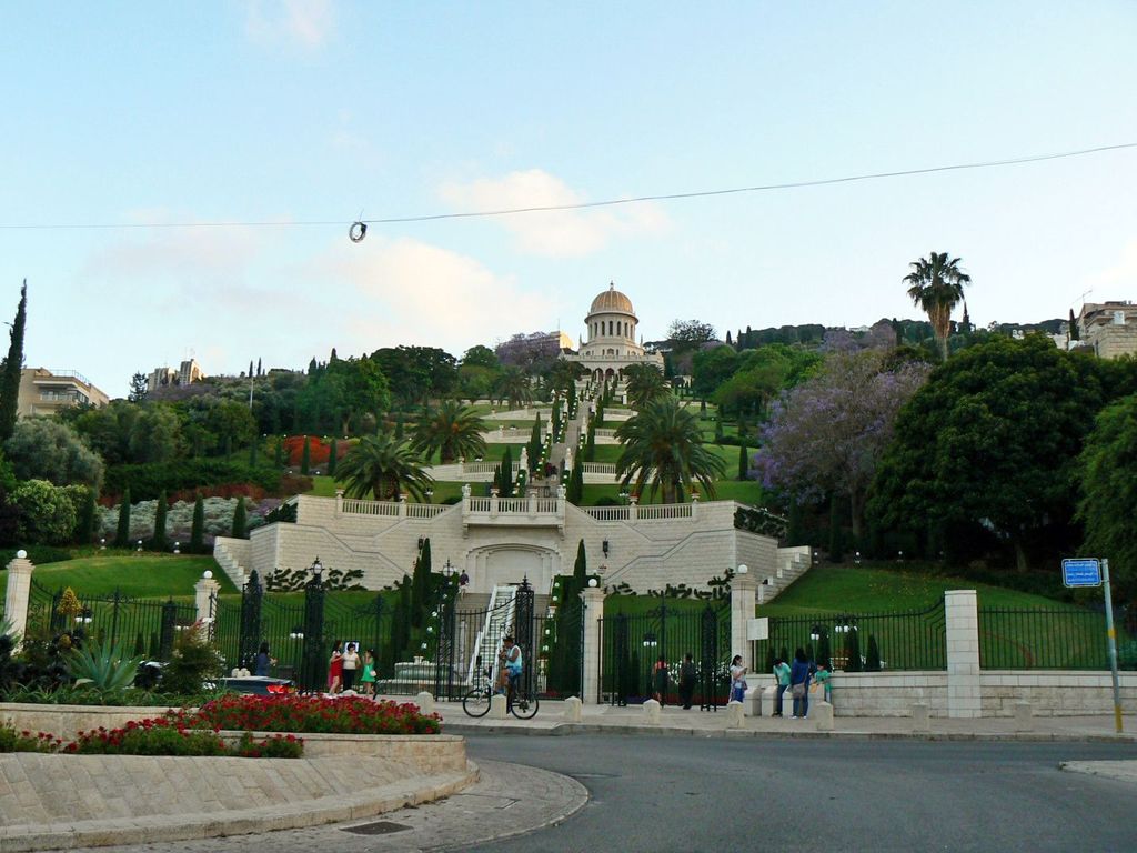 Вид на террасы, сады и усыпальницу Баба в