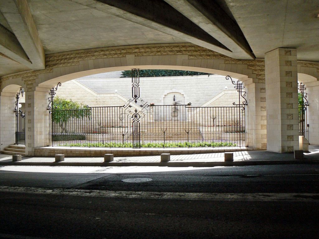 Бахайские сады в Хайфе. Переход между террасами.