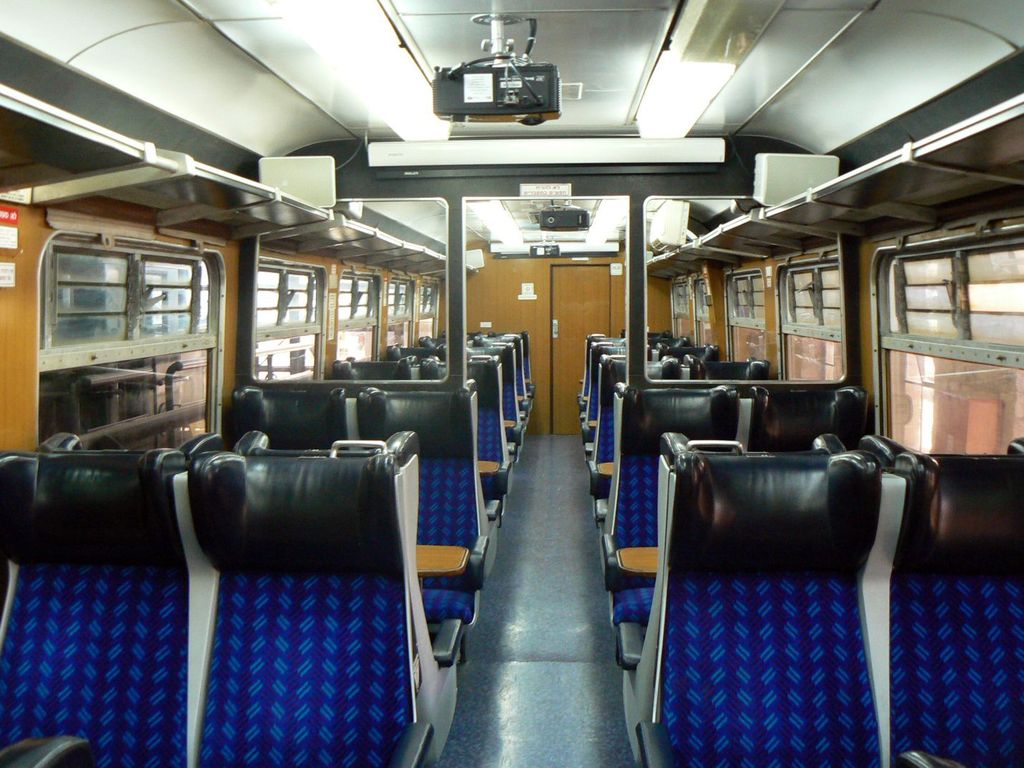 Пассажирский вагон с нумерованными местами.