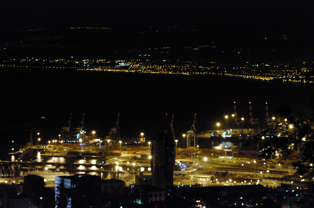 Хайфа. Вид с горы Кармель на порт ночью.