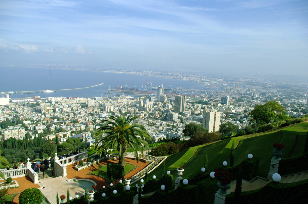 Вид на Хайфу из Бахайских садов.