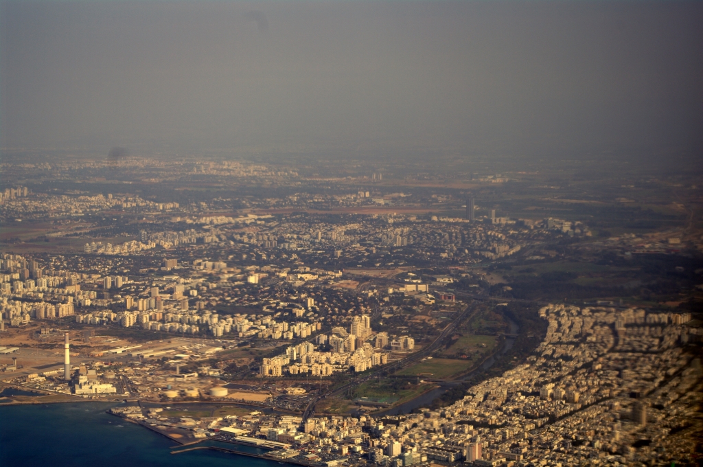 Подлетаем к аэропорту Бен-Гурион. Внизу - Тель-Авив. Дымка,