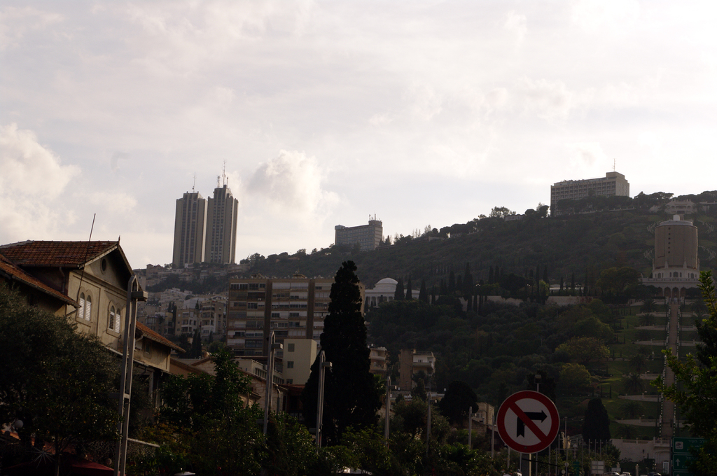 Несколько гостиниц Хайфы расположены над садами Бахаи. Они