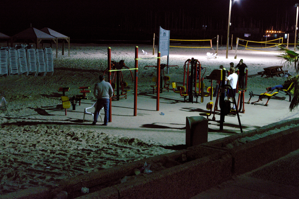 Бесплатные тренажеры у набережной в Тель-Авиве.