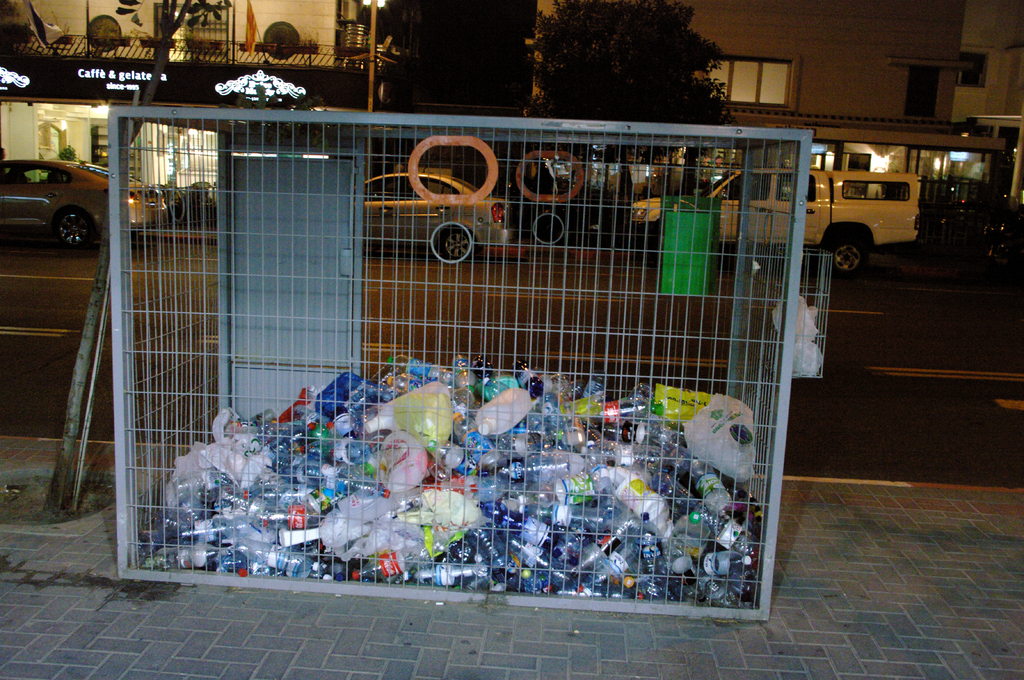 Клеть для сбора пластиковых бутылок. Типичная штука в