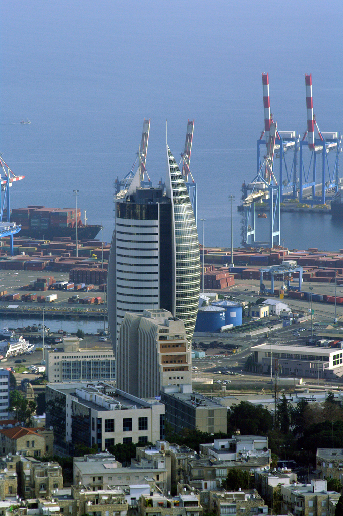 Современная архитектура Хайфы. Здание "Парус" построено в XXI