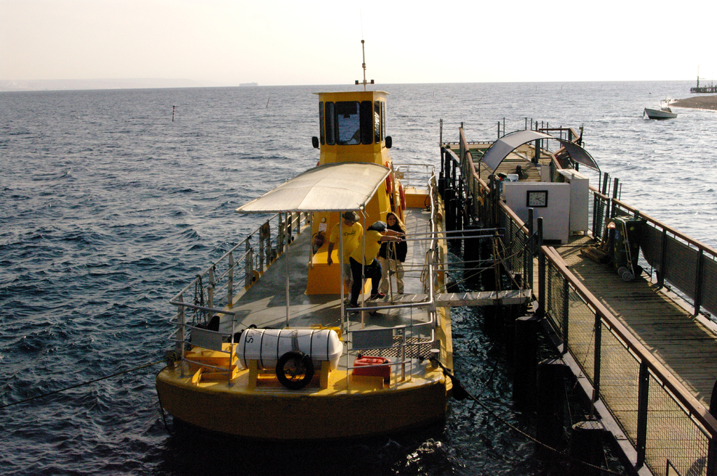 Пассажиры этого кораблика спускаются в трюм, а там