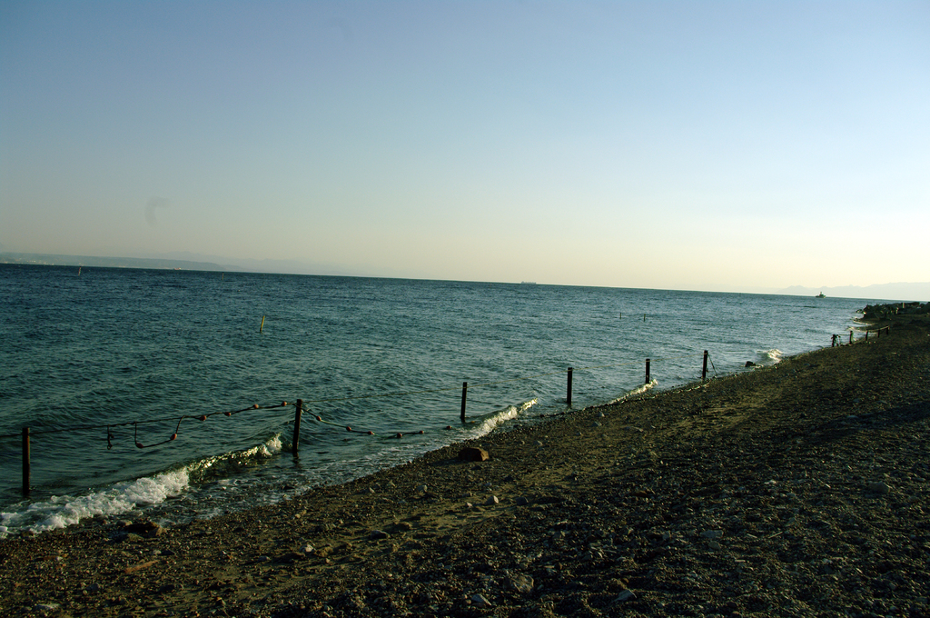 Дикие пляжи недалеко от пограничного перехода Табо. Справа