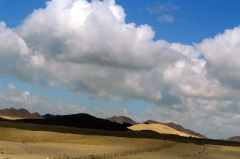 Дорога N12 ведет из Эйлата к Красному каньону прямо по границе с Египтом.