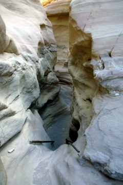 В наиболее "неудобных" для прохода местах в каньоне вбиты железные скобы и сделаны перила. Вообще-то это тоже не экологично. Но что делать, безопасность туристов дороже.