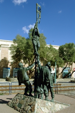 Памятник поднятью так называемого «чернильного» флага над Эйлатом. Установлен на площади Ум Раш-раш в феврале 1996 года. Композиция воспроизводит старую фотографию, сделанную 10 марта 1949 г. в результате успешного завершения операции "Увда", - последней военной операции Войны за независимость. Скульптор - Дани Кфари.