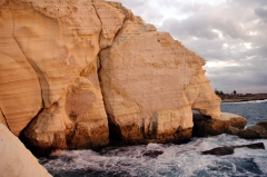 Рош Ха-Никра. Эту гору называют Слоном. Правда мы разошлись во мнениях с местными товарищами - они утверждали, что в местных традициях считать переднюю часть ногой, а мне показалось, что это хобот и пьет он, бедолага, соленую водичку Средиземного моря. В этой-то горе море гроты и вымыло за многие тысячелетия.