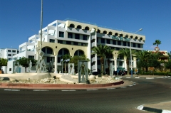 В Эйлате совсем нет светофоров. Вместо них - ротонды. Как и в Европе, находящиеся на круге имеют преимущество. Выезжая на ротонду, следует всем уступить дорогу. Но зато дальше можно сосредоточиться только на выборе нужного съезда, вы находитесь на главной дороге.