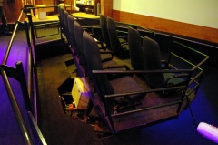 В парке обсерватории есть кинотеатр со специальными креслами, которые могут довольно сильно наклоняться, дрожать и прочее. Например, имитировать качку при показе на экране корабля. Это усиливает эмоциональный эффект от просмотра фильма.