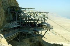 В 1971 году был построен фуникулер. Теперь на Масаду можно подняться за несколько минут.