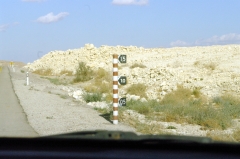 В Эйлате очень редко идут дожди. Но бывают очень сильные ливни, когда дорогу пересекают потоки воды. Эти столбики с разметкой высоты сделаны, чтобы водитель мог оценить возможность проезда через поток своей машины.