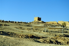 Вершина горы, на которой находилась крепость Масада как будто срезана, там находится большое почти горизонтальное плато. Это и сделало гору удобной для построения крепости.