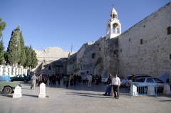 Перед входом в храм Рождества Христова - большая площадь. В Рождество здесь проводятся торжества.