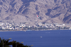 Акаба знаменита своим гигантским флагом Иордании. Высота флагштока 136 метров а размеры полотнища 60 на 30 метров. Флаг хорошо виден из Эйлата. Он вошёл в книгу рекордов Гинесса как самый большой флаг в мире.