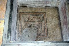 Мозаичный пол старой Константиновой базилики был вскрыт во время раскопок в 1934-1936 гг. Этот мозаичный пол относится к IV веку. Фрагмент пола оставлен для осмотра, он лежит заметно ниже нового.