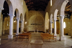 Внутри церкви Умножения Хлебов и Рыб. Вдали виден алтарь, под которым находится главная реликвия храма - камень, на котором Христос раскладывал пять хлебов и две рыбы, чтобы совершить чудо и накормить ими 5000 мужчин.