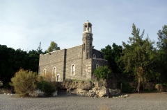 Церковь Первенства Святого Петра на озере Кинерет (Галилейском море). Раньше вода доходила до самых камней. Теперь озеро сильно обмелело и этот процесс, увы, продолжается.