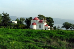 У этой православной церкви 12 апостолов на озере Кинерет удивительно праздничный вид.