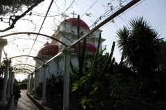 Еще один ракурс церкви 12 апостолов на руинах древнего Капернаума.